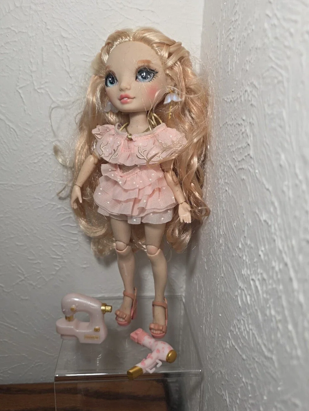 Rainbow High Victoria Whitman Doll Blonde hair Pink Peach Dress With Accessories